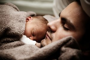 Vader na flesvoeding met baby